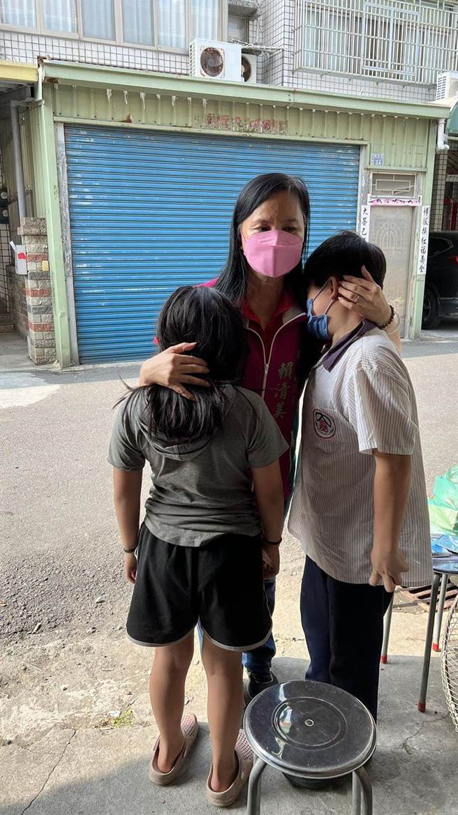 单亲白姓爸爸罹癌往生，留下一对小兄妹失去依靠，已经半个月没洗澡，议员赖清美前往关怀。（赖清美提供／吴敏菁彰化传真）
