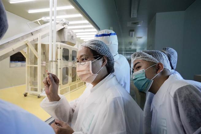 民眾黨桃園市長參選人賴香伶（左）今參訪美琪工廠。（賴香伶團隊提供／蔡明亘桃園傳真）