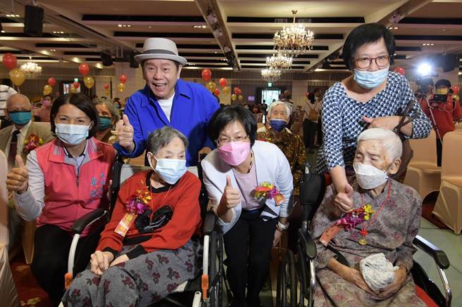 彰化县迈向长寿大县，县内百岁人瑞已经高达266人，重阳节将至，彰化县政府20日举办「高龄同学会」，县长王惠美和长青同学们再相聚。（吴敏菁摄）
