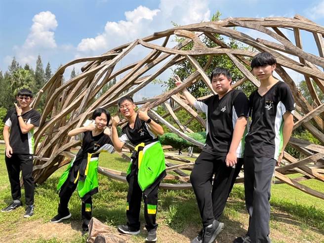 桃園地景藝術節至善高中木工科與藝術家合力創作展現所學。(呂筱蟬攝)