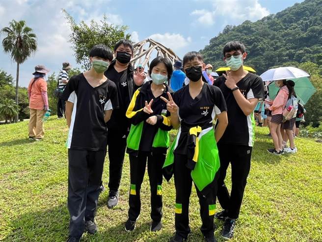 桃園地景藝術節至善高中木工科與藝術家合力創作展現所學。(呂筱蟬攝)