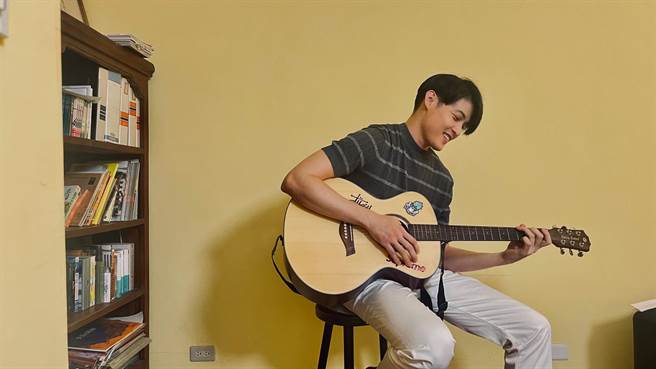 寇家瑞吉他彈唱影片被誇嗓音超性感。（齊石傳播提供）