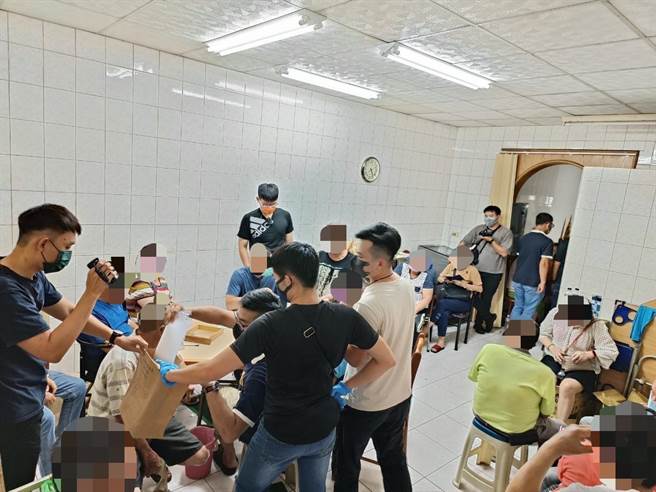 台南市警五分局今下午查获藏身民宅的天九牌赌场，现场阿公阿嬷级赌客慌成一片。(台南市警五分局提供／曹婷婷台南传真)