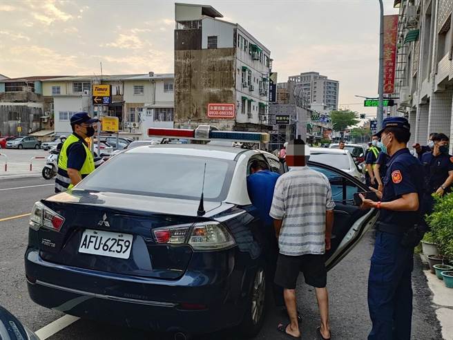 台南市警五分局今下午查获藏身民宅的天九牌赌场，逮回21人。(台南市警五分局提供／曹婷婷台南传真)