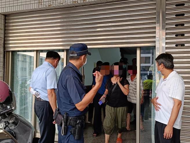 台南市警五分局今下午查获藏身民宅的天九牌赌场，逮回21人。(台南市警五分局提供／曹婷婷台南传真)