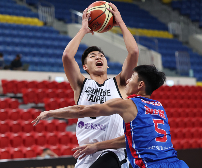 中华男篮培训队邱子轩（左）拿下19分。（中华篮协提供）