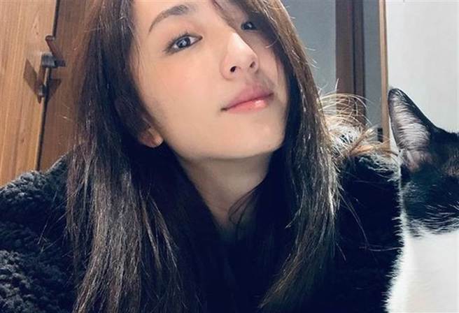 桃园市八德运动中心天花板崩塌，艺人柯佳嬿也以限时动态关注此议题。（图／取自柯佳嬿IG）