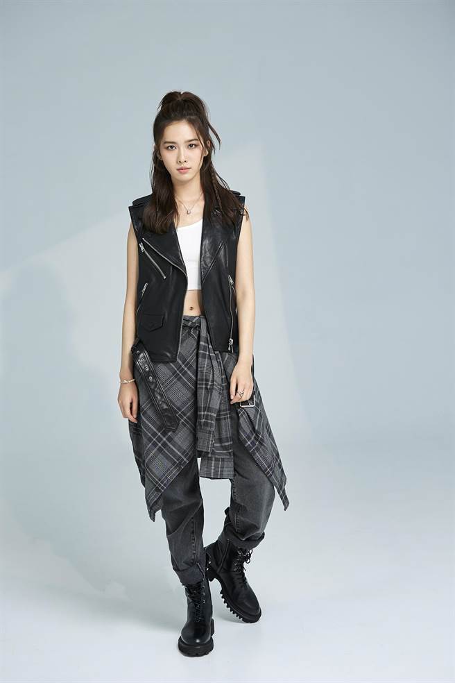 何思靜全新形象照展現酷帥一面。（星空飛騰提供）