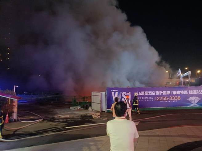 台中市台湾大道旁建筑工地发生火警，现场阵阵浓烟窜出。（民眾提供）