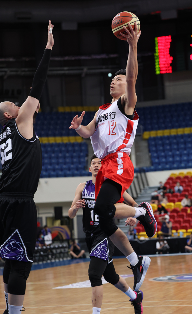 台银张家禾（右）攻下16分。（中华篮协提供）
