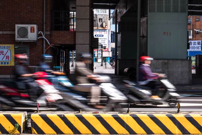 一名網友騎車經過坑洞，意外觸發iPhone 14車禍偵測功能，引起眾人討論。（示意圖／達志影像）