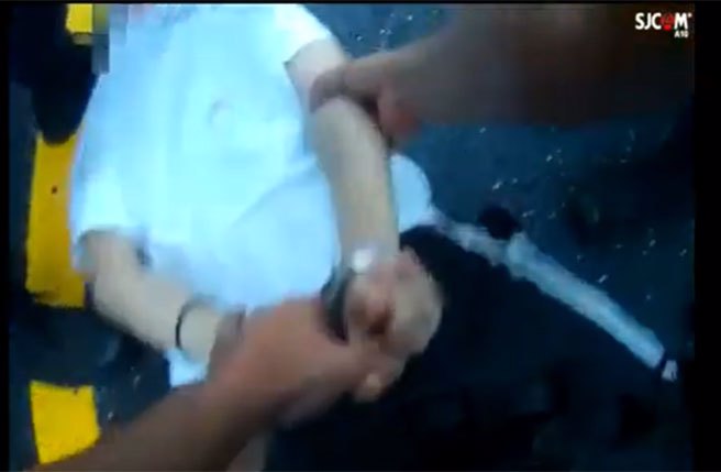 桃园警方压制嫌犯。(翻拍影片)