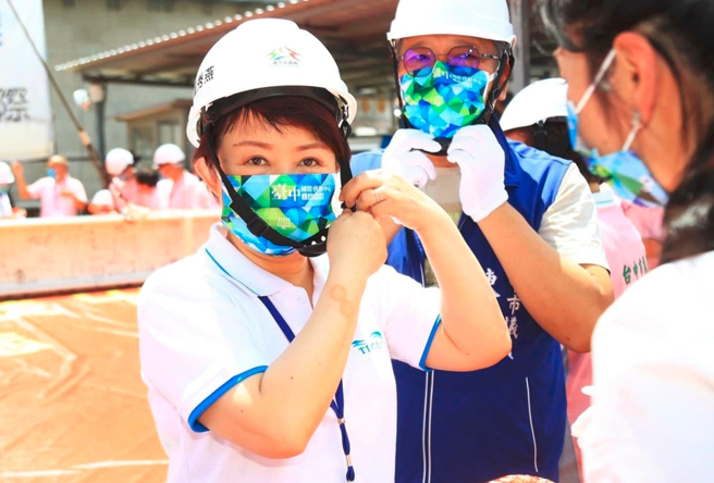 盧秀燕提醒民眾，「國家防災日」演習可就地進行避難三步驟：趴下、掩護、穩住。（圖／取自盧秀燕臉書）