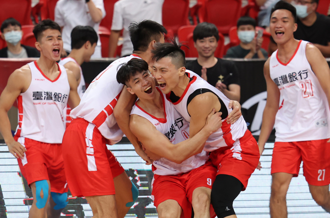台银林柏伟（中）投进致胜一击，和队友开心庆祝。（中华篮协提供）