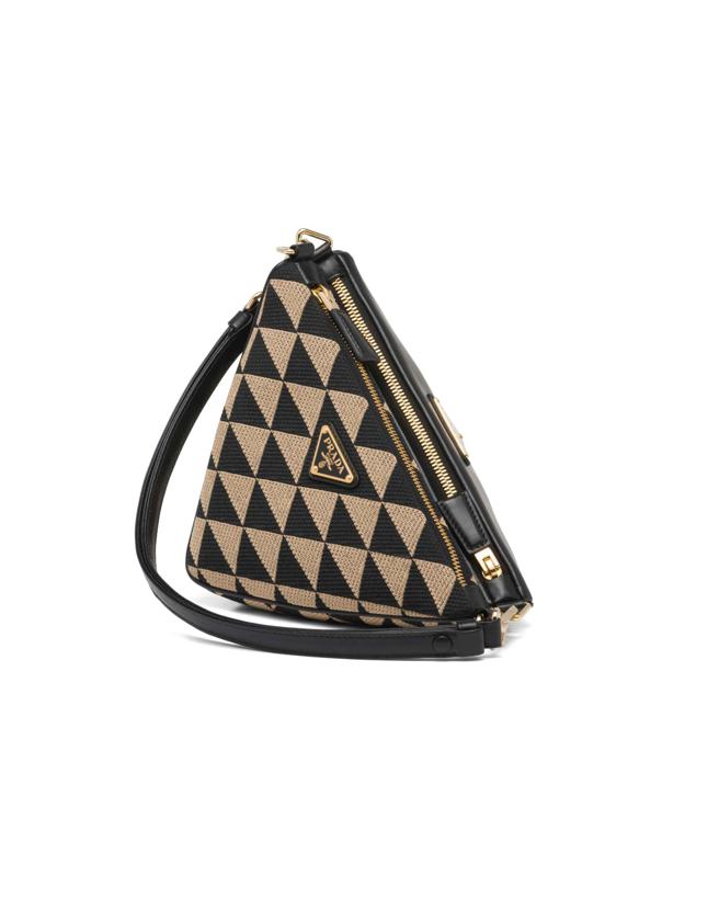 Prada Symbole几何三角万用包，9万8000元。（Prada提供）