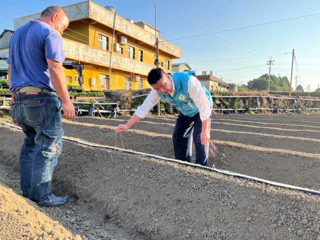 徐定祯跟大湖草莓农家学习务农日常，分株、压平土丘，发现每个步骤都是学问。（图／取自徐定祯脸书）