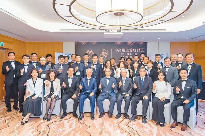 企经学苑校长卢明光（前排左四起）、理事长罗达贤、潘文渊文教基金会董事长史钦泰、工研院执行副总暨总营运长余孝先和明达一期学员出席结训典礼。图／黄台中