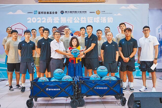 富邦慈善基金会执行长蔡明纯（前排左五）、臺北富邦勇士队总教练许晋哲（前排右四）代表赠送球车及勇士队徽篮球给学校，由大溪国小校长方俊钦（前排左四）受赠，鼓励小朋友在生活中热爱运动、多元发展。图／富邦慈善基金会提供