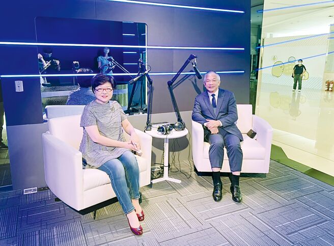 世新大學翠谷名人播客室19日正式開啟，第一集由世新大學校長陳清河（右）擔任主持，邀請到好好聽內容長田麗雲（左）分享自身經驗。圖／王雅芬