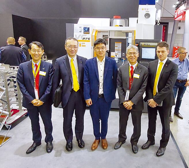 台中精机总经理室经理黄献彬（左三）与发那科社长山口贤治（左二）在AMB展场合影留念。图／业者提供