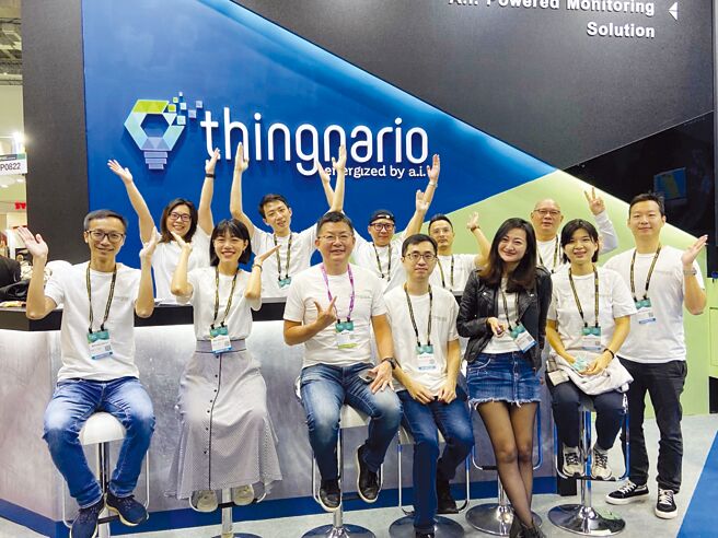 慧景科技由台大资工系教授徐宏民（前排左三）共同创办，迄今成立五年，宣布与至盛工业合资成立昱衡能源，进军辅助服务市场。图／慧景科技提供