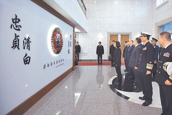 國防部最近要求軍情局情報員，每周四「莒光日」也要穿軍服上班。圖為2018年3月蔡英文總統視察軍情局。（摘自蔡英文臉書）