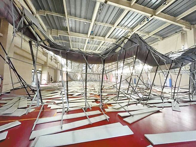 八德國民運動中心多功能球場天花板崩塌，桃園市長鄭文燦昨數度致歉，坦言事件影響桃園建設形象，所有公共工程他會概括負責。（中新社）