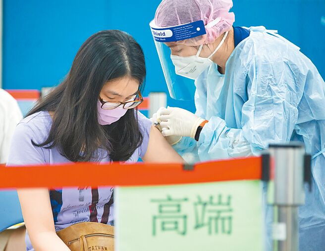 高端疫苗每剂约810至881元之间，对比同属次单位蛋白平台的Novavax疫苗一剂才500元，高端造价为Novavax的1.5倍，遭立委、专家批评根本是一场骗局。图为民眾施打高端疫苗。（本报资料照片）