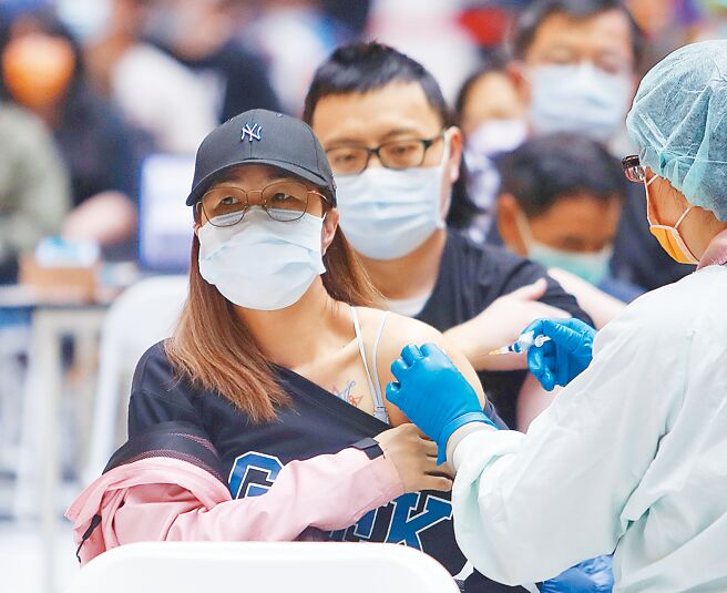 去年爆发新冠疫情，一连串错误防疫政策，导致全国死亡人数破万，其中最大的争议，莫过于新冠疫苗採购案。图为民眾接种疫苗。（本报资料照片）