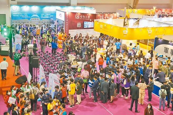 根据审计部统计，高中职毕业的弱势生，约有7成就读私立大专校院，进入职场薪水也较低。图为2022大学暨技职校院多元入学博览会现场。（本报资料照片）