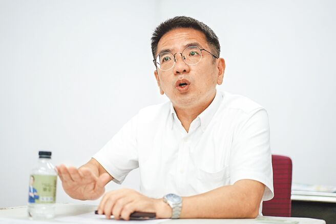 民进党籍宜兰县长参选人江聪渊强调，未来10年是宜兰的黄金10年，希望能当选县长与乡亲携手迎接新宜兰。（李忠一摄）