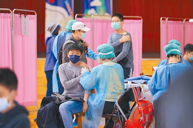圖為校園施打疫苗情形。（本報資料照片）