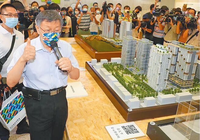 有议员批评柯在城博会结案后当起数字魔术师，灌水展区人次，甚至纳入展区外练吉他的北一女学生，挨轰简直诈骗。图为柯文哲在展览期间到场导览。（本报资料照片）