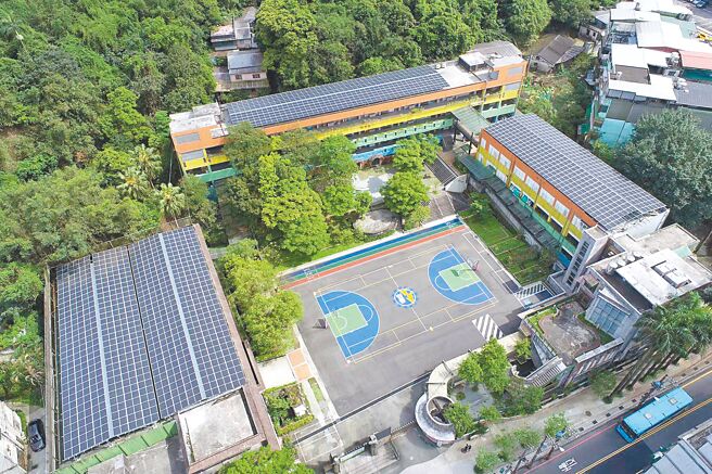基隆市政府推动「校园装设太阳光电系统」计画，在全市国中小校区屋顶装设太阳能光电板，预计10月完成建置。（基隆市政府提供／陈彩玲基隆传真）