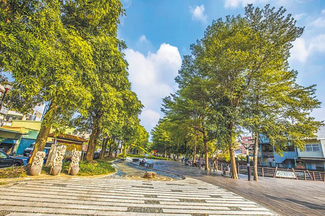 「竹东之心中兴河道水岸及城镇步行空间再造计画工程」，打造五峰地景游戏场等营造友善人本环境，获内政部「2021致敬城乡魅力大赏」佳作。（罗浚滨摄）