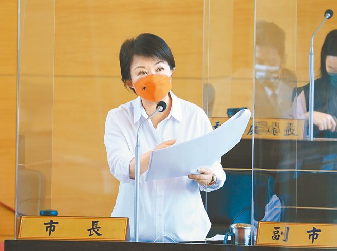 国民党市议员黄健豪为市府抱屈说，台中市的铁路建设获中央补助比例仅61％、是各县市最低。市长卢秀燕表示，公道自在人心。（林欣仪摄）