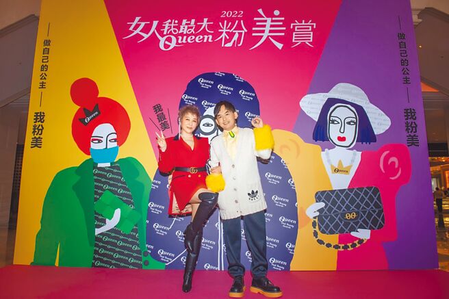 藍心湄（左）昨恭賀黃子佼入圍金鐘獎。（TVBS提供）