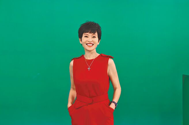 方詩瑋雖是醫療節目主持人，遇到重要新聞仍親自上線報導。（中天新聞提供）