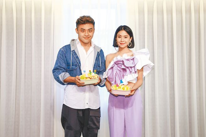 陈思函（右）与刘亮延昨出席公益活动。（红心字会提供）