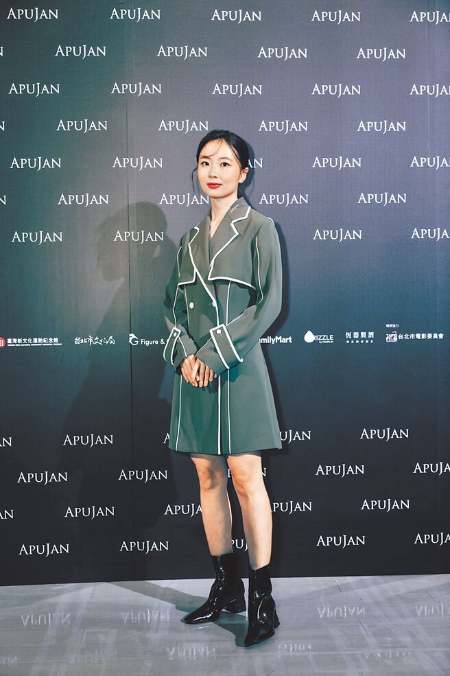 许安植在APUJAN 2023春夏短片中一圆侦探梦，化身小侦探在王母娘娘时尚gala中寻找蟠桃失踪线索。（APUJAN提供）