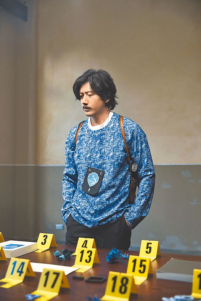 莫子仪在APUJAN 2023春夏「奇幻旅馆」短片中，化身二郎神查案。（APUJAN提供）