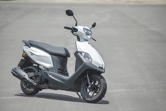 SYM DUKE迪爵125购车即享1万元补助金（直扣）、购车加码补助金1000元（电匯）。（陈大任摄）
