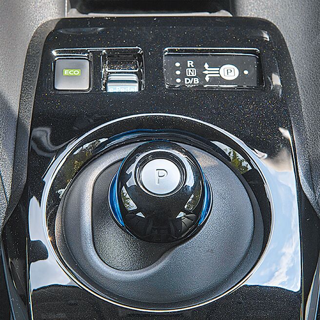 可切换模式的NISSAN电动车专属排檔旋钮。（陈大任摄）
