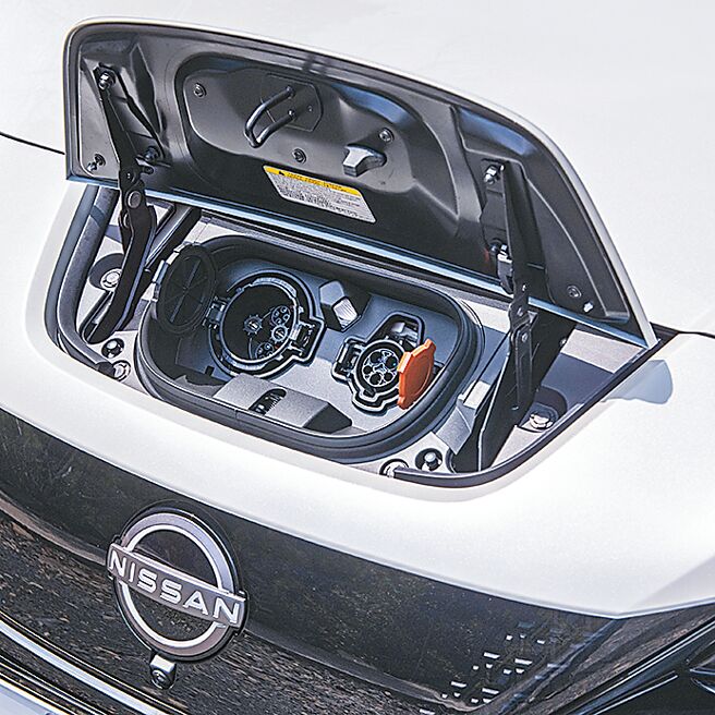 提供慢充J1772及快充CHAdeMo（左）两种充电插孔规格。（陈大任摄）