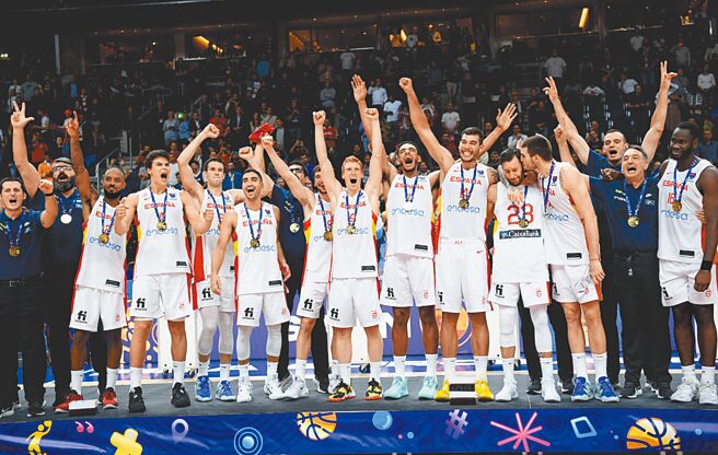 西班牙昨在欧锦赛击败法国拿下队史第4次冠军。（路透）