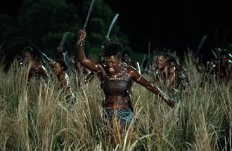 黑豹瓦干達女戰士原型 《女王》史詩戰役奪北美票房冠軍