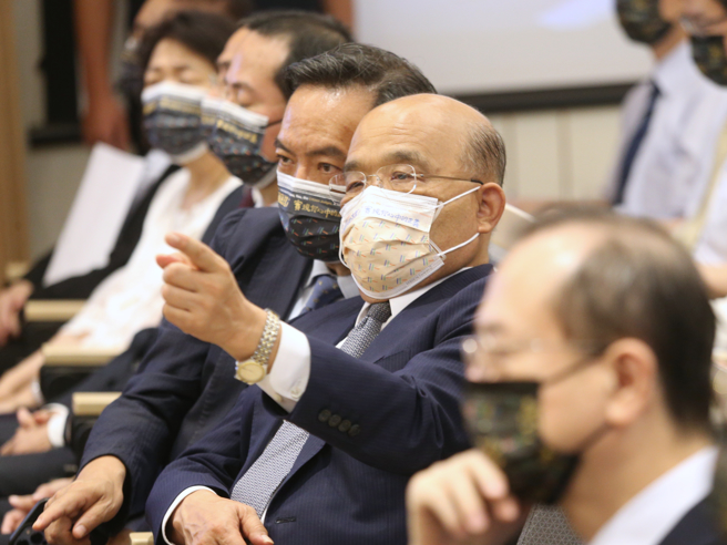 行政院長蘇貞昌（中）。（資料照/杜宜諳攝）