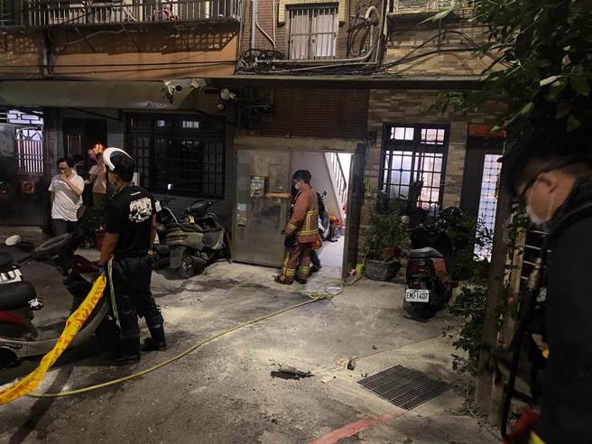 男子在汐止一处公寓丢4枚汽油弹纵火， 警1小时候逮捕他，大惊「身上带12瓶」。（警方提供／李奇叡新北传真）