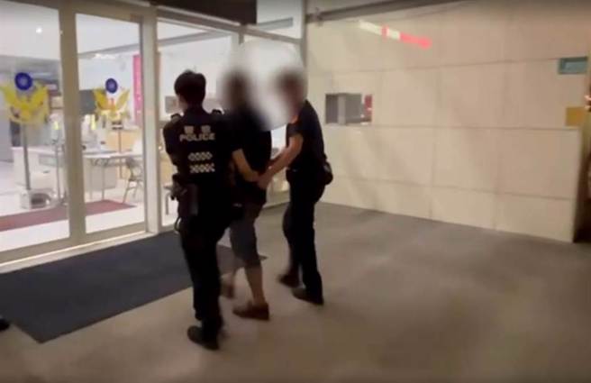 男子在汐止一处公寓丢4枚汽油弹纵火， 警1小时候逮捕他，大惊「身上带12瓶」。（警方提供／李奇叡新北传真）