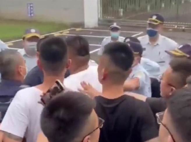 蔡姓男子带着约20名男子为迎接假释出狱的林姓友人，准备在大门外放炮庆祝，但遭制止后， 竟朝狱方、警方大骂三字经，十分嚣张。（摘自脸书「监所小窝」／张毓翎台南传真）

